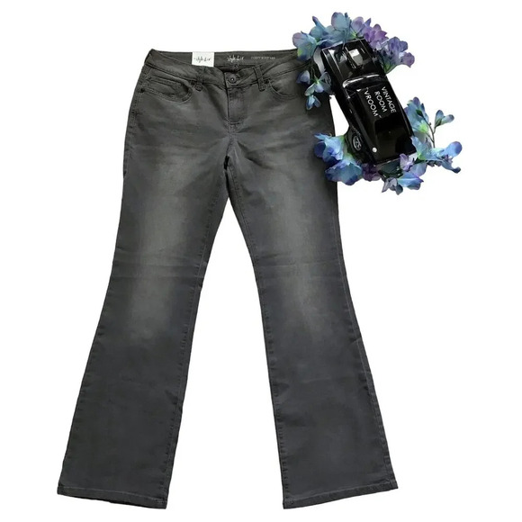 Style & Co. NWT Grey Wash Curvy Boot Leg Jeans Women 6S - Picture 2 of 10